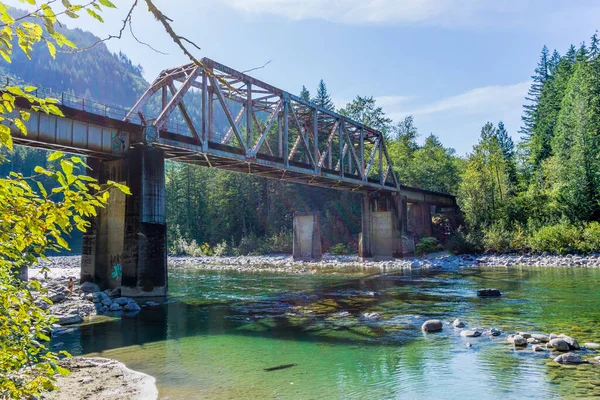 Washington 'da Skykomish Nehri boyunca uzanan bir tren köprüsü.