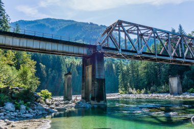 Washington 'da Skykomish Nehri boyunca uzanan bir tren köprüsü.