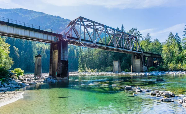 Washington 'da Skykomish Nehri boyunca uzanan bir tren köprüsü.