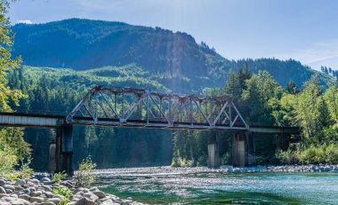 Washington 'da Skykomish Nehri boyunca uzanan bir tren köprüsü.