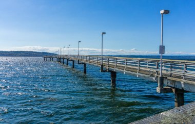 Parlak güneş Washington 'daki Des Moines rıhtımındaki suya yansıdı..