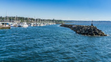Des Moines, Washington 'daki marinaya giriş..