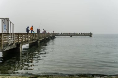 Yangınlardan çıkan duman Dash Point, Washington 'daki iskeleyi kaplıyor..