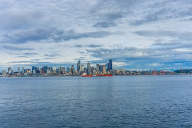 Washington 'daki Seattle siluetinin bulutları havada süzülüyor.