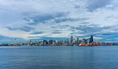 Washington 'daki Seattle siluetinin bulutları havada süzülüyor.