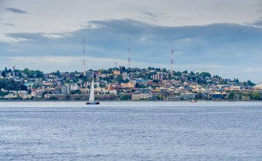 Seattle, Washington 'da Kraliçe Anne Hill' in önünden bir yelkenli geçiyor..
