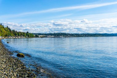 Bulutlar Washington 'daki Des Moines marinasının üzerinde asılı..