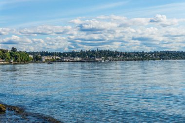 Bulutlar Washington 'daki Des Moines marinasının üzerinde asılı..