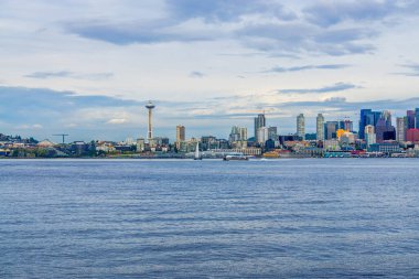 Washington 'daki Seattle siluetinin bulutları havada süzülüyor.