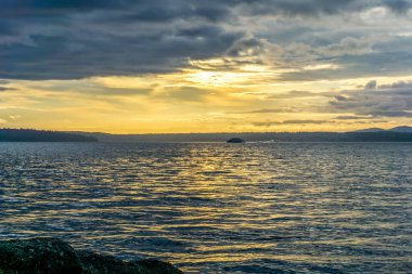 Bu batan güneşin üzerinde bulutlar asılı Batı Seattle, Washington 'da.