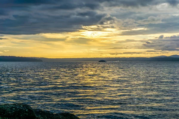 Bu batan güneşin üzerinde bulutlar asılı Batı Seattle, Washington 'da.