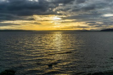 Bu batan güneşin üzerinde bulutlar asılı Batı Seattle, Washington 'da.