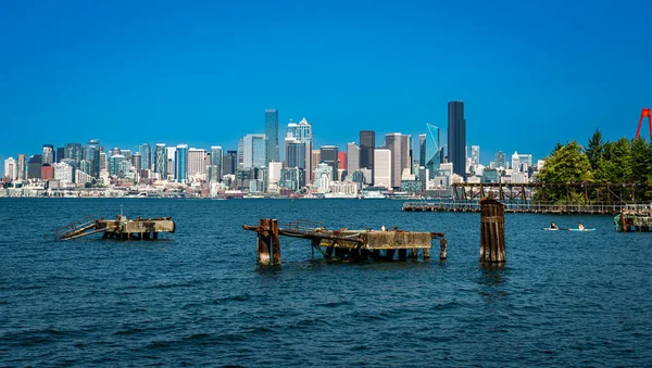 Batı Seattle, Washington 'daki Jack Block Park' tan Seattle 'ın ufuk çizgisi.