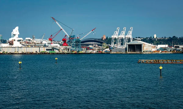 Washington 'daki Seattle Limanı' nda vinç manzarası.