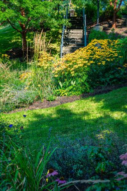 Batı Seattle, Washington 'daki Jack Block Park' ta bir bahçe ve merdiven..