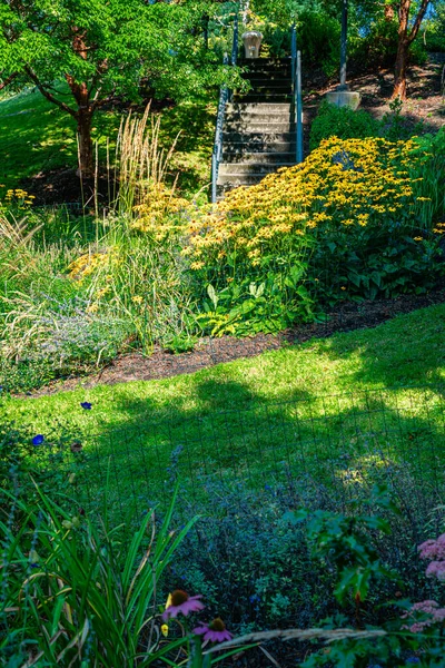 Batı Seattle, Washington 'daki Jack Block Park' ta bir bahçe ve merdiven..