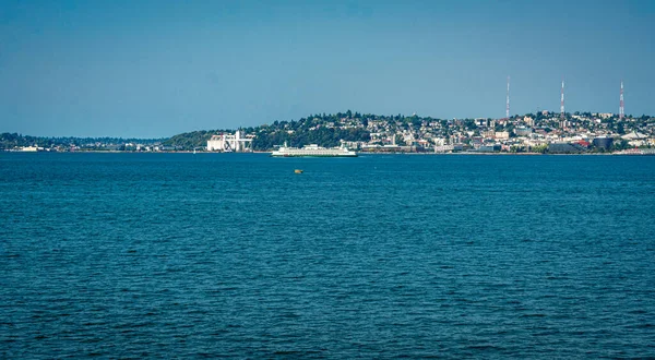 Seattle, Washington 'da Elliott Körfezi' nden bir feribot geçiyor..