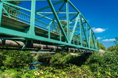 Kent, Washington 'daki bir otoban köprüsünün altından manzara.