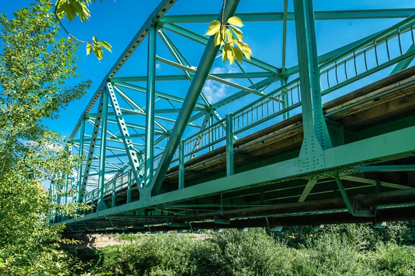 Kent, Washington 'daki bir otoban köprüsünün altından manzara.