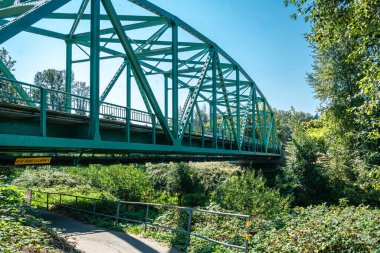 Kent, Washington 'daki Green River Patikası' nın üzerinde bir karayolu köprüsü..
