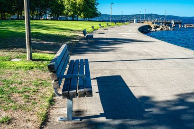 Ruston, Washington 'da sahil boyunca bir yürüyüş yolu..