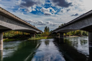 Mavi bir gökyüzü bulutlu ile Oregon Santiam Nehri geçip Interstate 5 köprüler.