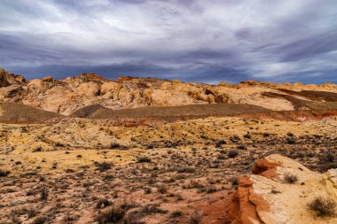 Bulutlu gökyüzü ile Utah Kanyon kayalıklarla.