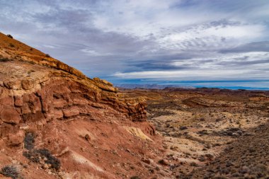 Bulutlu gökyüzü ile Utah Kanyon kayalıklarla.