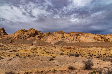 Bulutlu gökyüzü ile Utah Kanyon kayalıklarla.