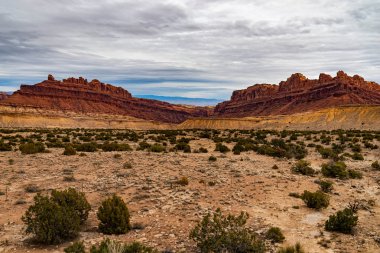 Black Dragon Kanyon Utah bir bulutlu gökyüzü ile San Rafael kayalıkta.