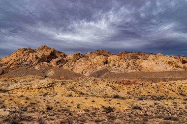 Bulutlu gökyüzü ile Utah Kanyon kayalıklarla.