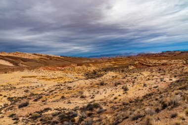 Bulutlu gökyüzü ile Utah Kanyon kayalıklarla.