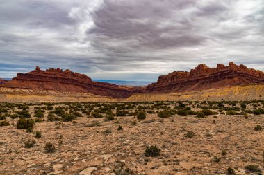 Black Dragon Kanyon Utah bir bulutlu gökyüzü ile San Rafael kayalıkta.