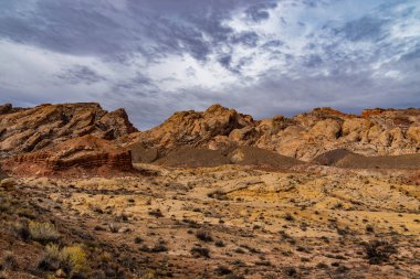 Bulutlu gökyüzü ile Utah Kanyon kayalıklarla.