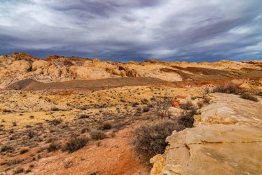 Bulutlu gökyüzü ile Utah Kanyon kayalıklarla.