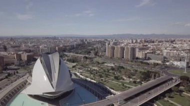 Valencia, İspanya, Drone fly 31 Mayıs 2018, sanat ve bilim kenti bir eğlence tabanlı kültürel ve mimari kompleksi var. El Palau de les Arts Reina Sofia - bir opera binası ve Gösteri Sanatları Merkezi görüntülemek.