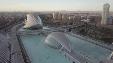 Valencia, İspanya, Drone fly 31 Mayıs 2018, şehir sanat ve bilim bir eğlence tabanlı kültürel ve mimari kompleksi, L'Hemisfric - bir IMAX sinema, planetarium ve arkasındabir görüntülemek ve El Palau de les Arts Reina Sofia - bir opera binası görmek