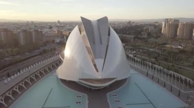 Valencia, İspanya, Drone fly 31 Mayıs 2018, sanat ve bilim kenti bir eğlence tabanlı kültürel ve mimari kompleksi var. El Palau de les Arts Reina Sofia - bir opera binası ve Gösteri Sanatları Merkezi görüntülemek.