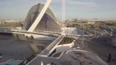 Valencia, İspanya, Drone fly 31 Mayıs 2018, sanat ve bilim kenti bir eğlence tabanlı kültürel ve mimari kompleksi var. Beyaz askılı köprü ve L'gora - hangi konserler olayların kapalı bir meydanda el Pont de l'Assut de l'Or - göster.