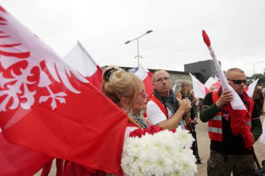 Oswiecim, Auschwitz, Polonya - 14 Haziran 2020: İlk Polonyalı mahkumların Auschwitz 'e nakledilmesinin 80. yıldönümünde sağcı toplulukların bağımsızlık yürüyüşü