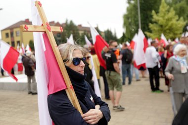 Oswiecim, Auschwitz, Polonya - 14 Haziran 2020: İlk Polonyalı mahkumların Auschwitz 'e nakledilmesinin 80. yıldönümünde sağcı toplulukların bağımsızlık yürüyüşü