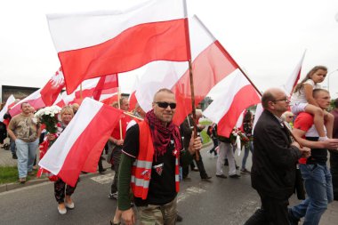 Oswiecim, Auschwitz, Polonya - 14 Haziran 2020: İlk Polonyalı mahkumların Auschwitz 'e nakledilmesinin 80. yıldönümünde sağcı toplulukların bağımsızlık yürüyüşü