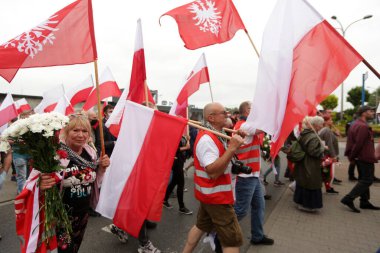 Oswiecim, Auschwitz, Polonya - 14 Haziran 2020: İlk Polonyalı mahkumların Auschwitz 'e nakledilmesinin 80. yıldönümünde sağcı toplulukların bağımsızlık yürüyüşü