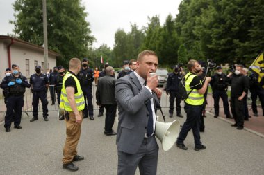 Oswiecim, Auschwitz, Polonya - 14 Haziran 2020: İlk Polonyalı mahkumların Auschwitz 'e nakledilmesinin 80. yıldönümünde sağcı toplulukların bağımsızlık yürüyüşü