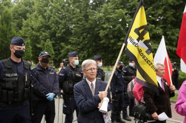 Oswiecim, Auschwitz, Polonya - 14 Haziran 2020: İlk Polonyalı mahkumların Auschwitz 'e nakledilmesinin 80. yıldönümünde sağcı toplulukların bağımsızlık yürüyüşü
