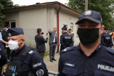 Oswiecim, Auschwitz, Polonya - 14 Haziran 2020: İlk Polonyalı mahkumların Auschwitz 'e nakledilmesinin 80. yıldönümünde sağcı toplulukların bağımsızlık yürüyüşü