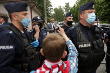 Oswiecim, Auschwitz, Polonya - 14 Haziran 2020: İlk Polonyalı mahkumların Auschwitz 'e nakledilmesinin 80. yıldönümünde sağcı toplulukların bağımsızlık yürüyüşü