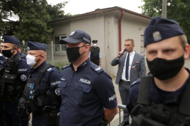 Oswiecim, Auschwitz, Polonya - 14 Haziran 2020: İlk Polonyalı mahkumların Auschwitz 'e nakledilmesinin 80. yıldönümünde sağcı toplulukların bağımsızlık yürüyüşü