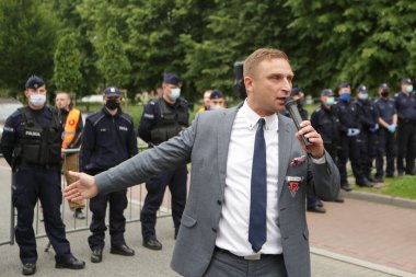 Oswiecim, Auschwitz, Polonya - 14 Haziran 2020: İlk Polonyalı mahkumların Auschwitz 'e nakledilmesinin 80. yıldönümünde sağcı toplulukların bağımsızlık yürüyüşü