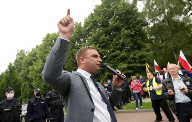 Oswiecim, Auschwitz, Polonya - 14 Haziran 2020: İlk Polonyalı mahkumların Auschwitz 'e nakledilmesinin 80. yıldönümünde sağcı toplulukların bağımsızlık yürüyüşü